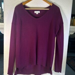 Velvet by Graham & Spencer 100% cashmere sweater. Size M
